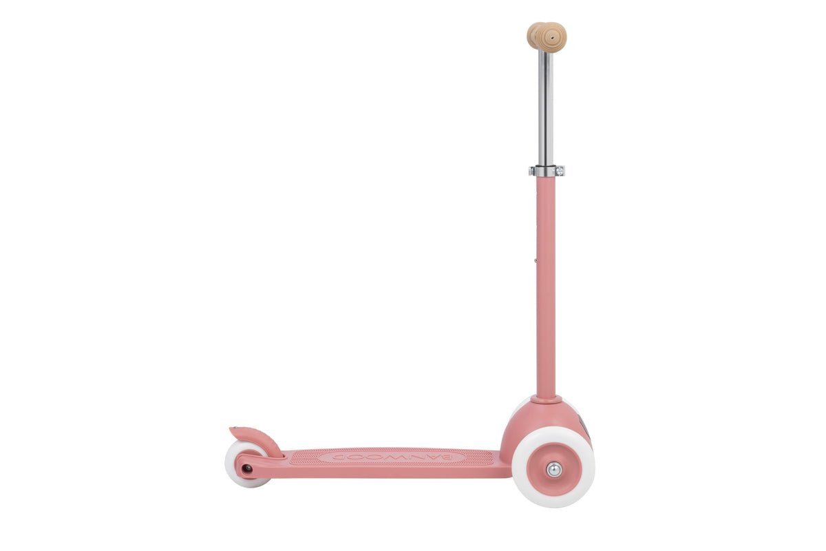 Banwood Eco Scooter Raspberry — wheels close-up