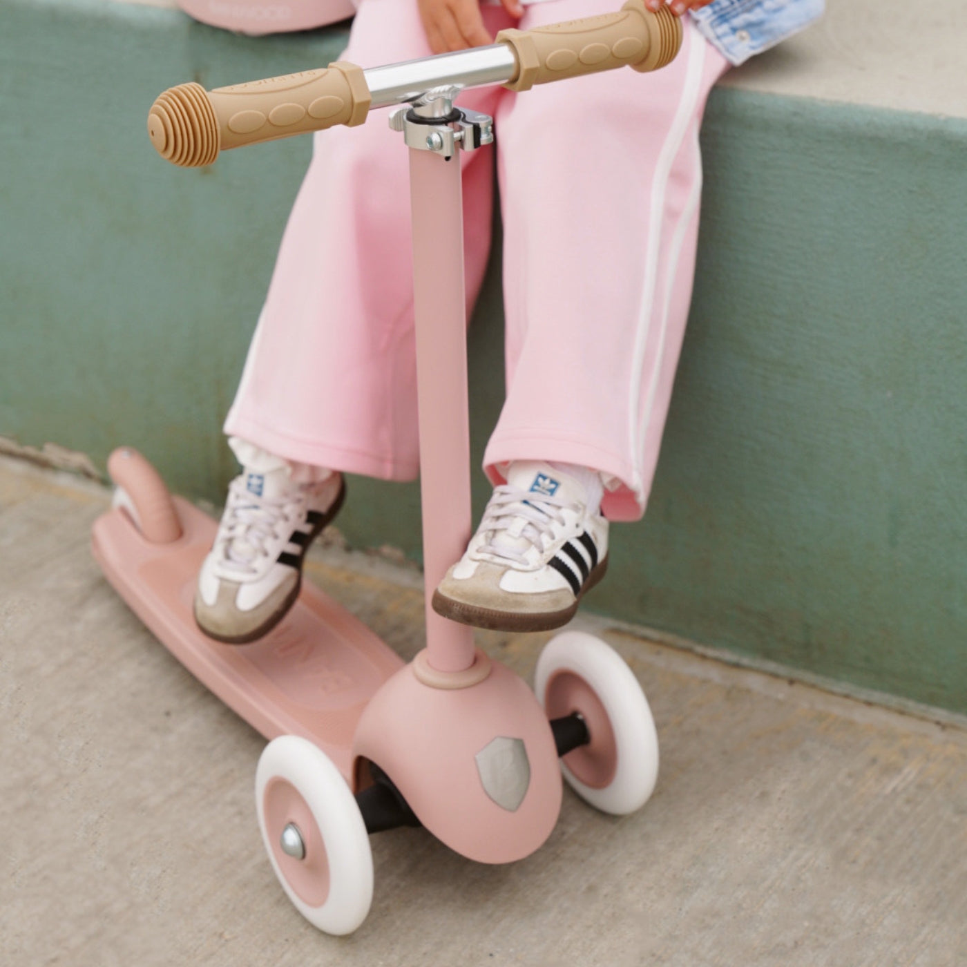 Banwood Eco Scooter Dusty Rose lifestyle