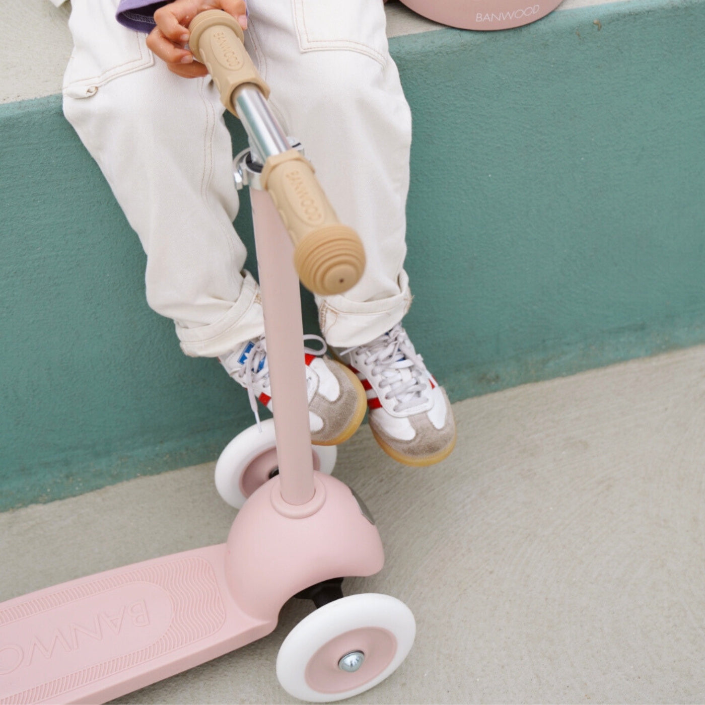 Banwood Eco Scooter Faded Pink — deck detail