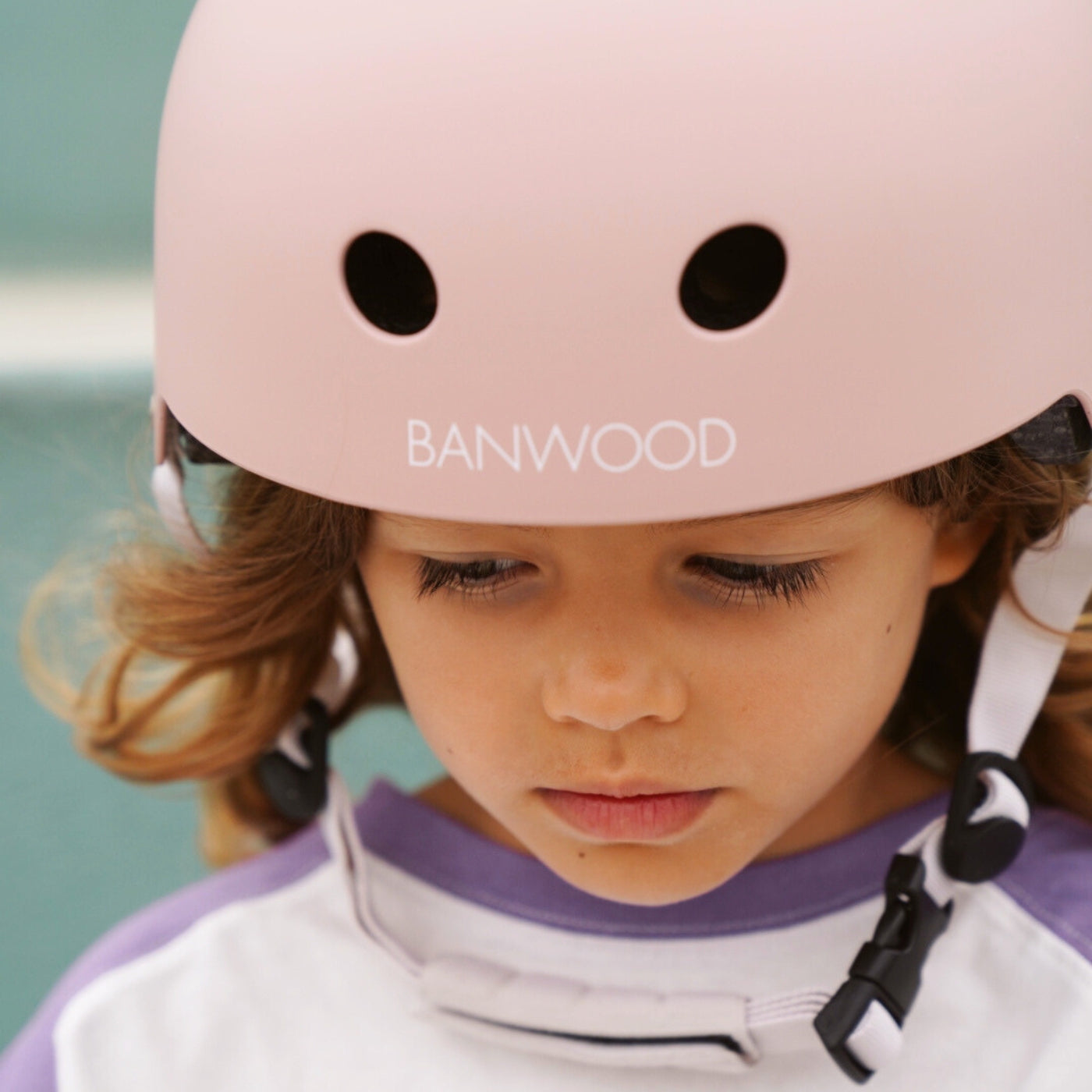 Banwood Eco Scooter Faded Pink — wheels close-up