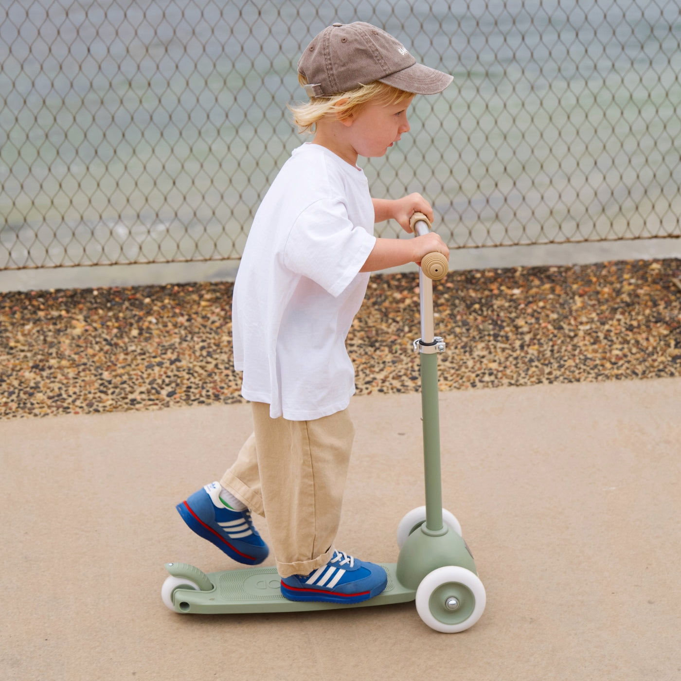 Banwood Eco Scooter Olive lifestyle