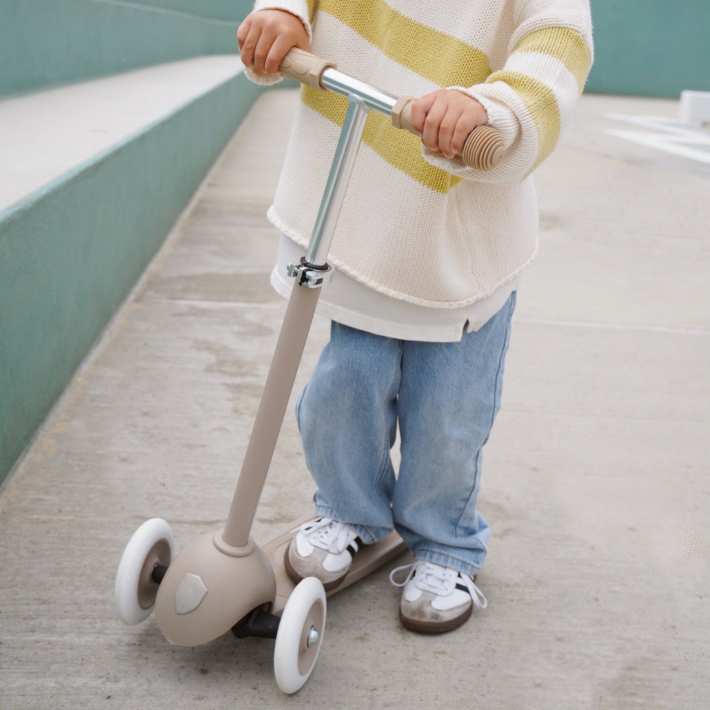 Banwood Eco Scooter Sand lifestyle
