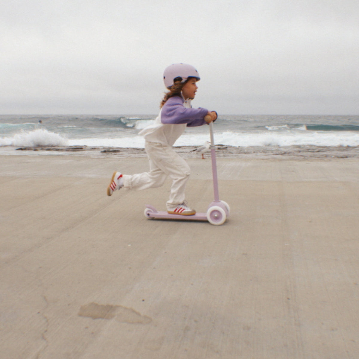 Kid wearing Banwood Eco Helmet Lavender