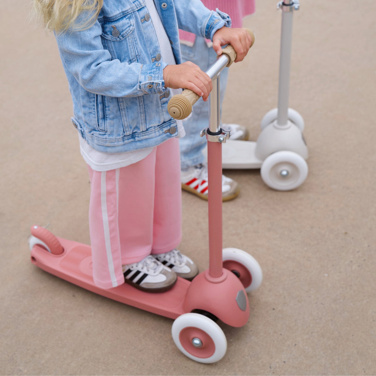 Banwood Eco Scooter Raspberry lifestyle